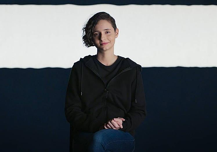 Imagen principal - En la imagen superior, Patricia Aguilar. Debajo, dos imágenes de la serie documental sobre su fuga y el tiempo que estuvo en la secta.