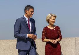 Pedro Sánchez y Ursula Von der Leyen, este lunes, antes de participar en la reunión entre el Ejecutivo y el Colegio de Comisarios de la UE celebrada en la Galería de Colecciones Reales, con motivo del inicio de la presidencia española