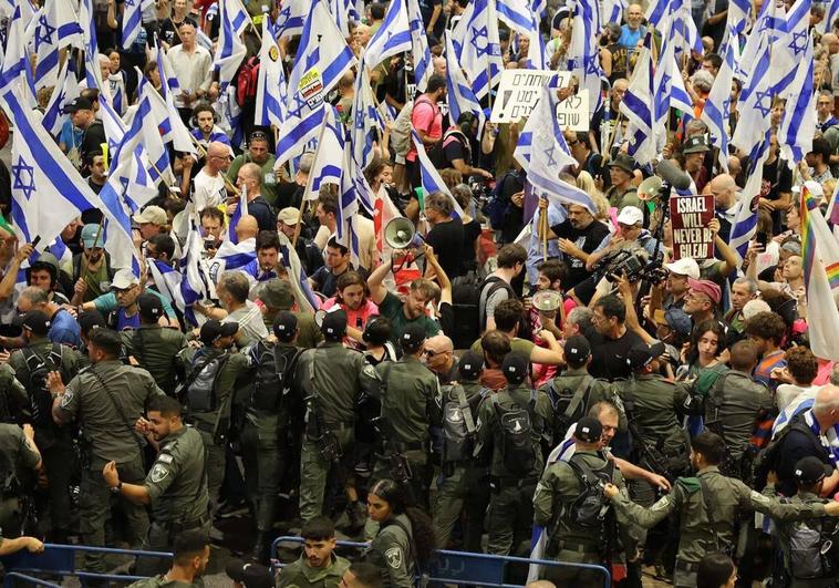 Miles de israelíes protestan en el aeropuerto de Tel Aviv contra la reforma judicial