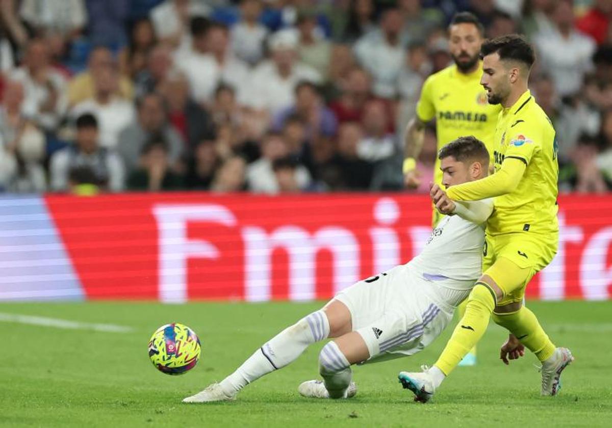 Pugna por un balón entre Fede Valverde y Álex Baena.