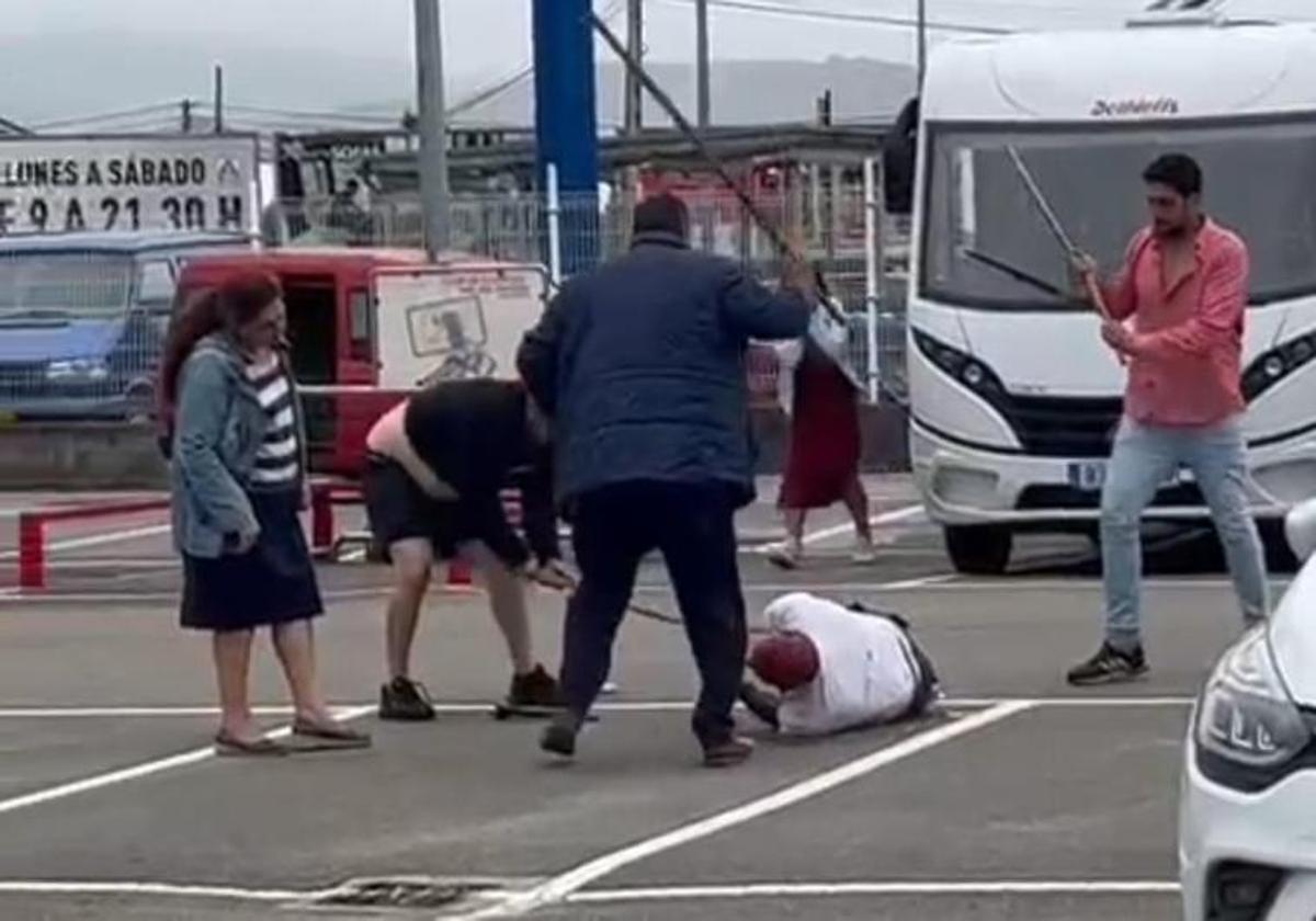 Momento en el que los tres detenidos apalean al supuesto acosador en el aparcamiento de un supermercado de Laredo.