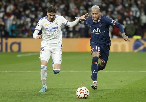 Neymar pugna con Fede Valverde en un duelo entre el PSG y el Real Madrid.