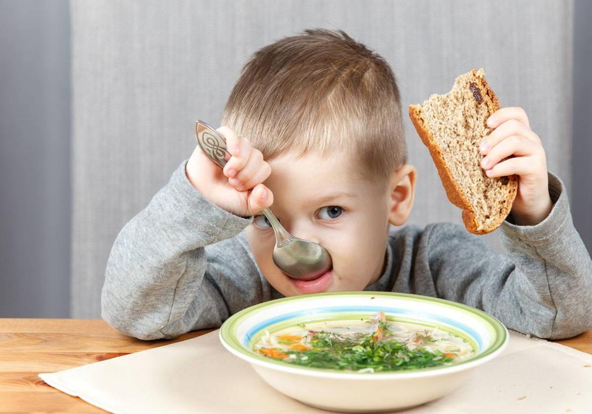 Un niño comiendo.