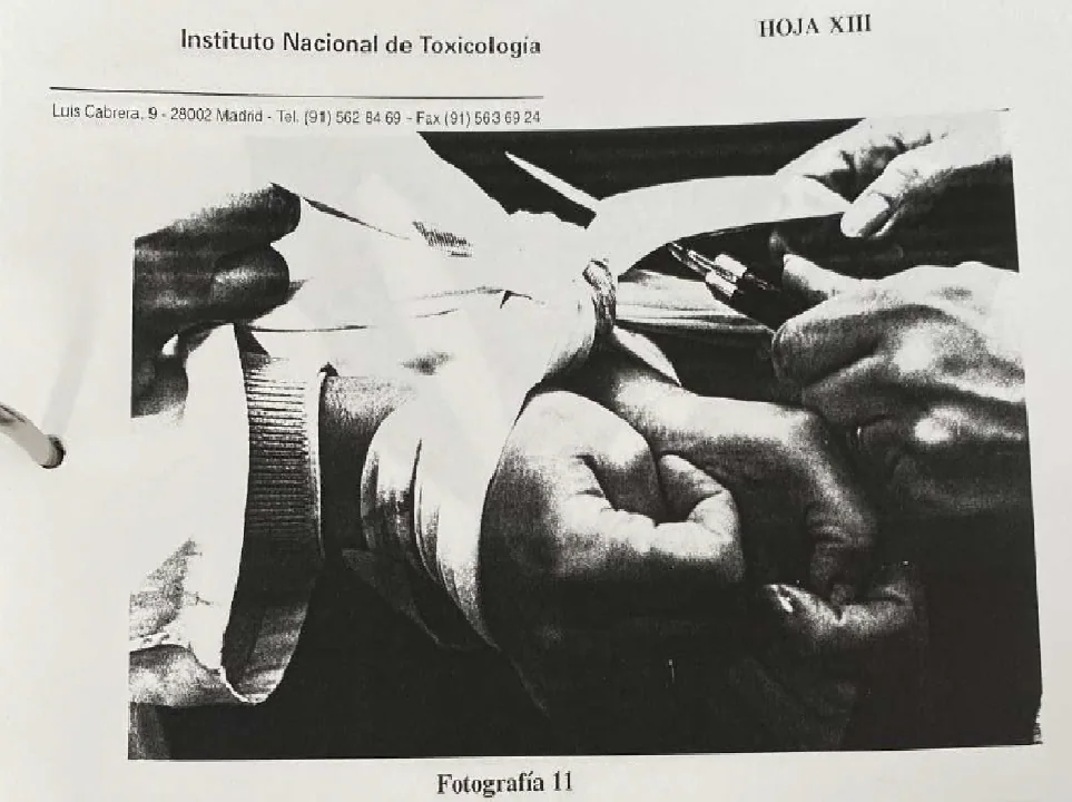 Recreación forense de las ataduras que Joaquín Ferrándiz realizaba a sus víctimas con prendas, en una imagen del sumario del caso.