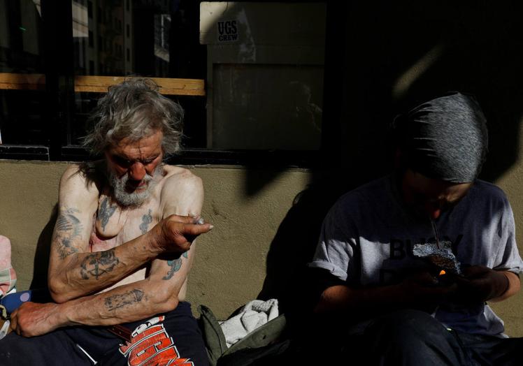 Un hombre se inyecta fentanilo en una calle de San Francisco.