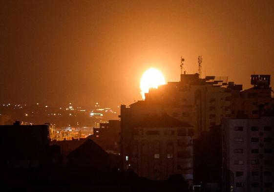 El humo y las llamas se elevan sobre los edificios después de los ataques aéreos israelíes en Gaza