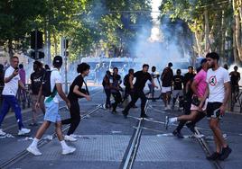 Un grupo de jóvenes participa en los disturbios en Marsella donde falleció un hombre el fin de semana.