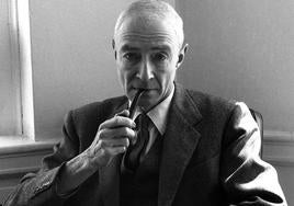 Oppenheimer, con su inseparable pipa.