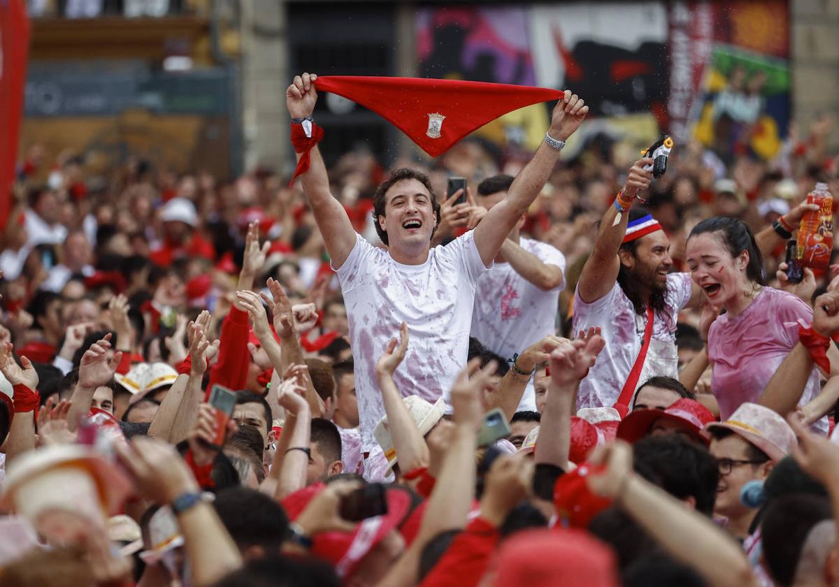 Cientos de jóvenes celebran el chupinazo.