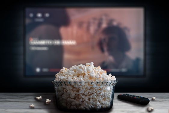 Bol de palomitas con serie en plataforma de streaming.