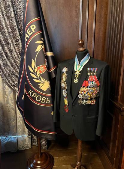 Imagen principal - Arriba, un traje de gala militar encontrado en la casa de Prigozhin. Abajo, lingotes de oro y un oratorio.