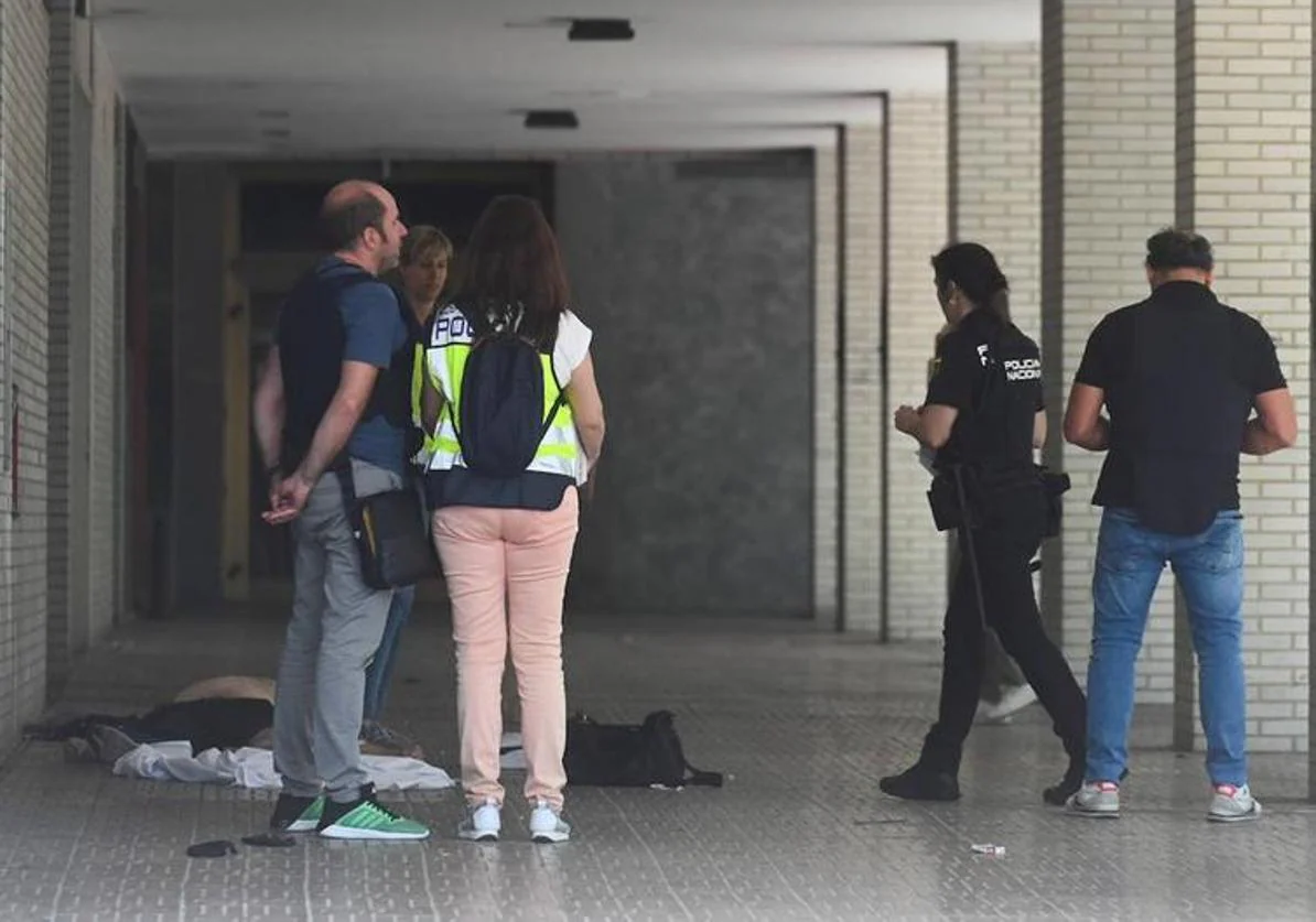 Atracador abatido instantes después del tiroteo y el intento de atraco a la sucursal bancaria.