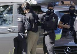 Agentes de la Policía escoltan a un sospechoso de terrorismo al Tribunal Supremo Federal