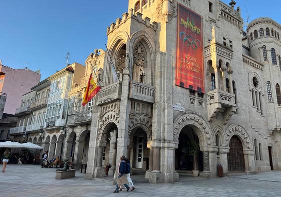 Banderas a media asta y con ribete negro en el ayuntamiento de O Porriño (Pontevedra) por la muerte del pequeño.