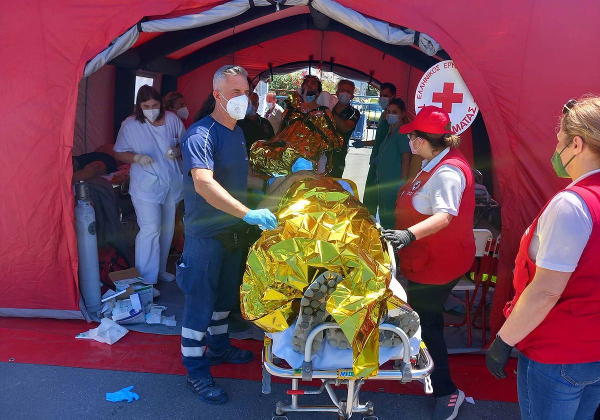 Uno de los supervivientes recibe atención sanitaria.