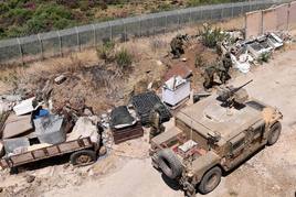 Soldados israelíes patrullan la ciudad de Ghajar en los Altos del Golán anexados que bordean Líbano