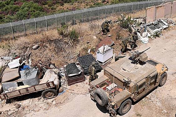 Soldados israelíes patrullan la ciudad de Ghajar en los Altos del Golán anexados que bordean Líbano