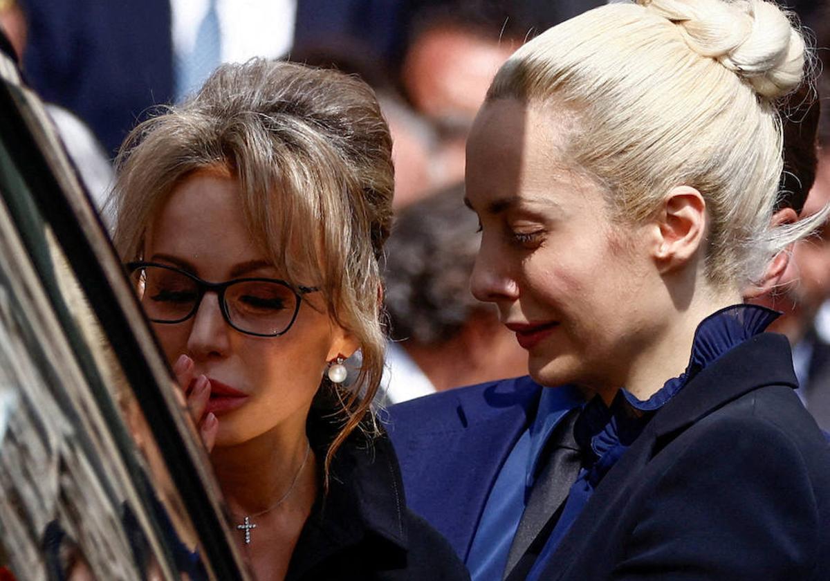 La última novia del ex primer ministro italiano, Marta Fascina, junto a Marina Berlusconi en el funeral.