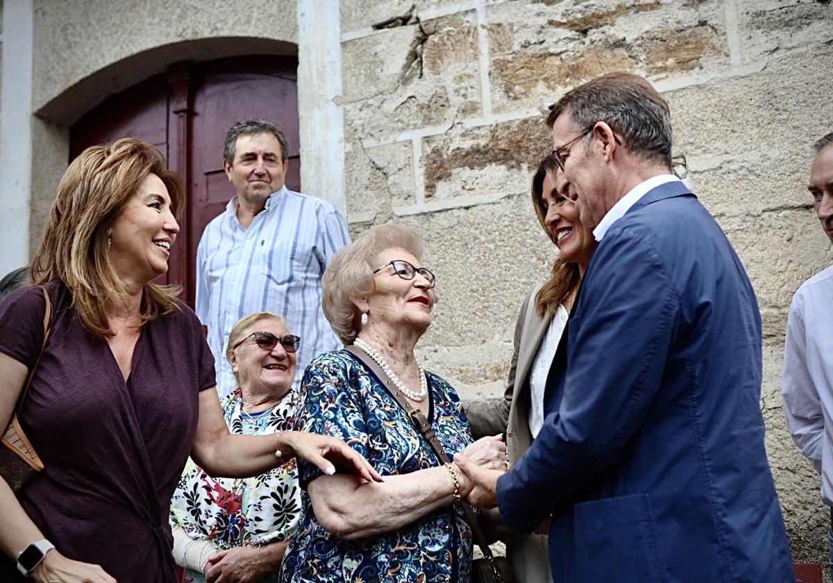 Feijóo saluda a su madre Sira este jueves en Os Peares.