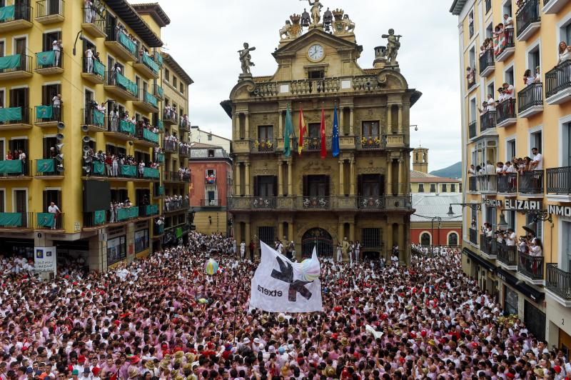 Miles de asistentes en la Plaza Consistorial de Pamplona antes del chupinazo.