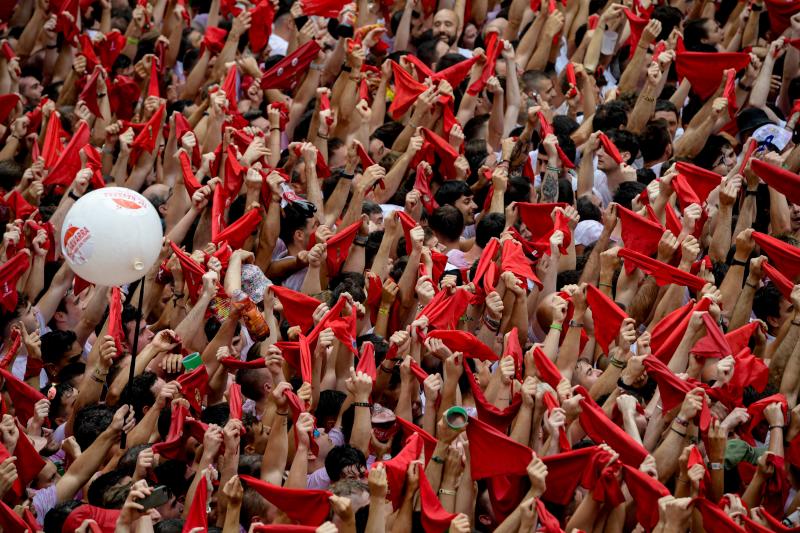 Miles de personas asisten al chupinazo que anuncia el inicio de los sanfermines 2023, este jueves en la Plaza Consistorial de Pamplona. 