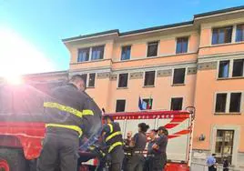 Los bomberos de Milán recogen sus equipos tras sofocar el incendio.