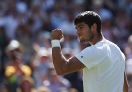 Carlos Alcaraz celebra su victoria ante Alexandre Muller.