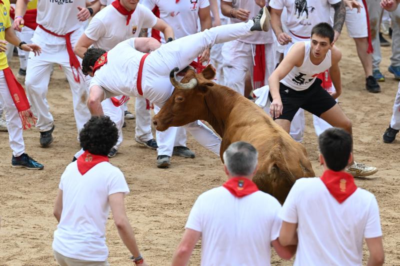 Un mozo alcanzado por un cabestro a su llegada a la plaza de toros de Pamplona.