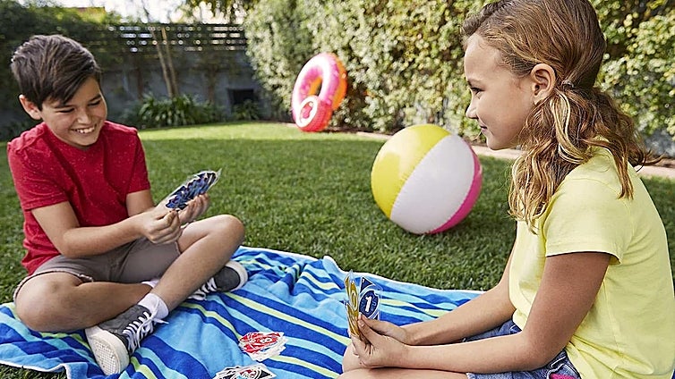 Los mejores juegos de cartas para la playa y la piscina