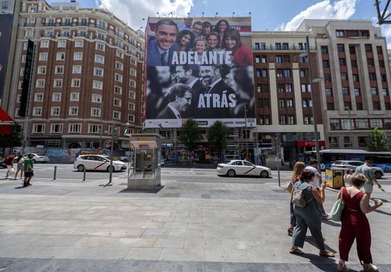 El cartel está ubicado en el número 43 de Gran Vía