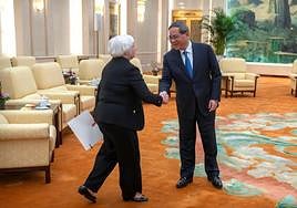 Janet Yellen estrecha la mano al primer ministro chino, Li Qiang.