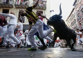 Los toros de la ganadería de José Escolar a su paso por la curva de Mercaderes en el segundo encierro de los sanfermines.