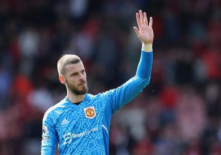 David de Gea saluda a los aficionados del United durante un partido.