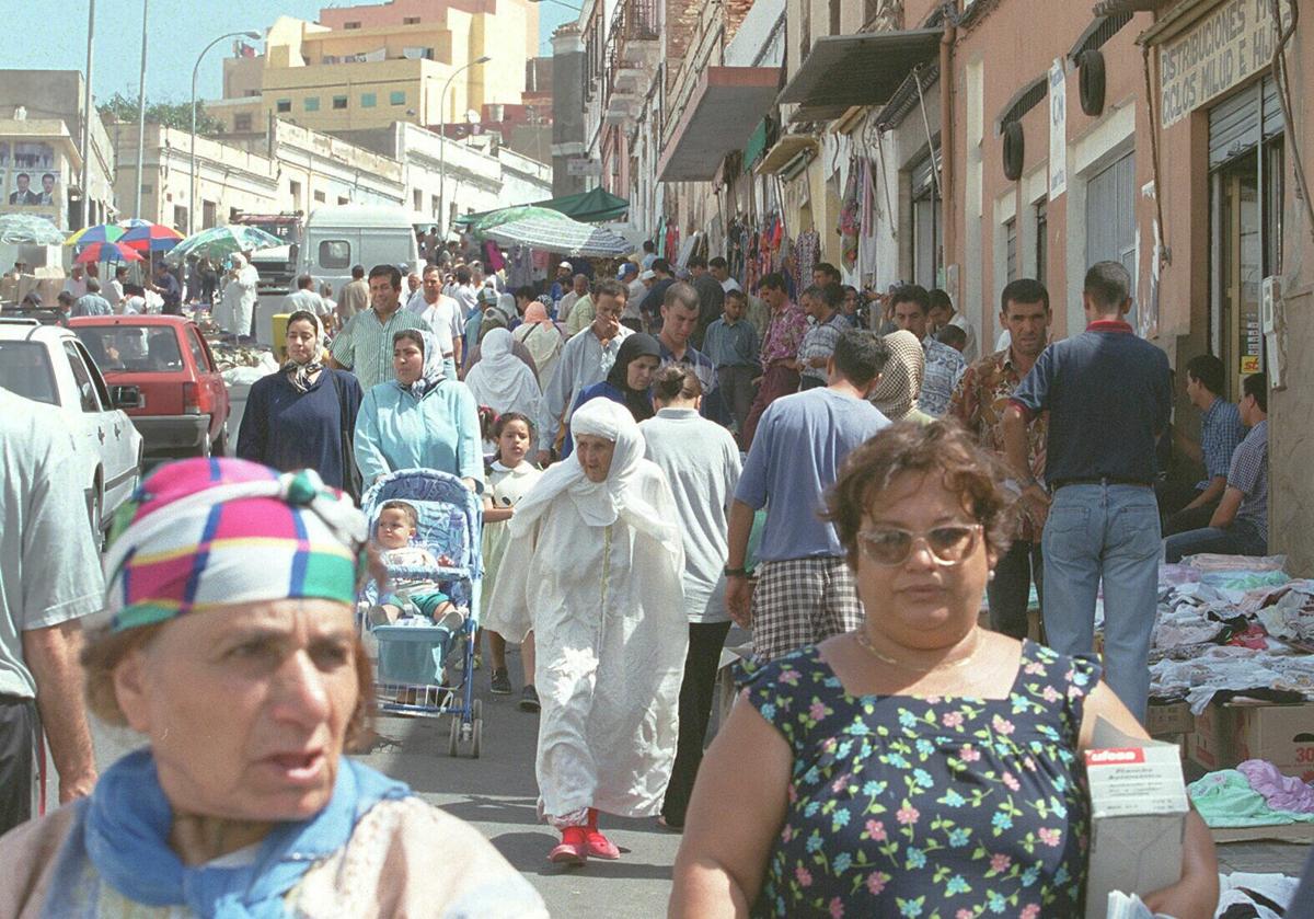 La vida a pie. Estampa de un día cualquiera en las calles de la ciudad autónoma.