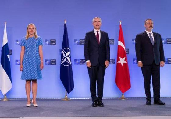 La ministra de Relaciones Exteriores de Finlandia, Elina Valtonen, el secretario General de la OTAN, Jens Stoltenberg, y el canciller de Turquía, Hakan Fidan, durante una reunión en Bruselas