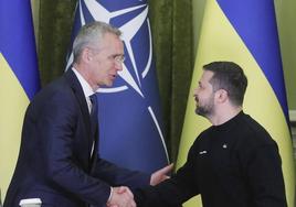 El presidente de Ucrania, Volodímir Zelenski, y el secretario General de la OTAN, Jens Stoltenberg, se dan la mano durante una conferencia de prensa