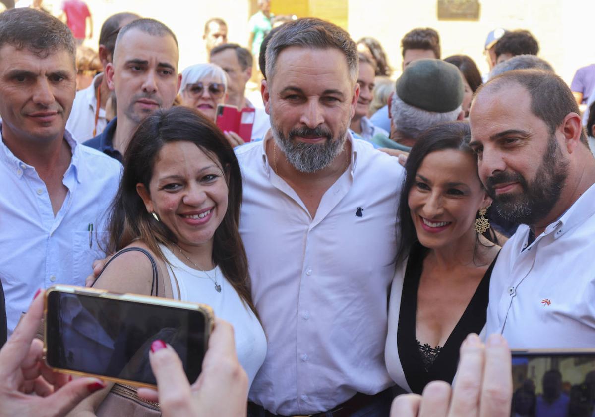 Abascal se fotografía ayer con simpatizantes de Vox en Cáceres.