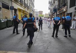 Varios agentes de policía momentos antes del chupinazo.