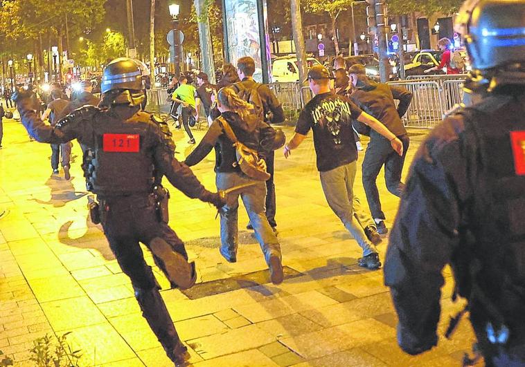 Incidentes en los Campos Elíseos tras la muerte del joven Nahel Merzouk, de 17 años, a manos de la policía.