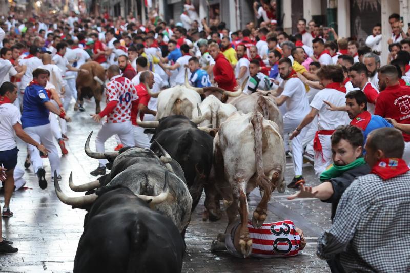 Los toros de la ganadería de Cebada Gago entran en la plaza del Ayuntamiento durante el tercer encierro de los sanfermines 2023.