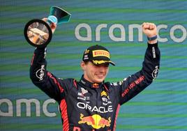 Max Verstappen celebra su victoria en Silverstone.