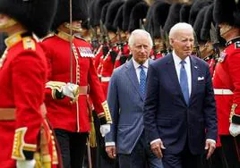 Joe Biden junto a Carlos III en el castillo de Windsor.
