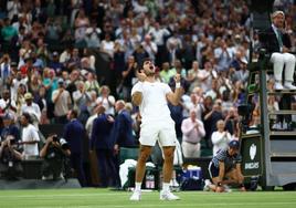 Carlos Alcaraz celebra su victoria ante Matteo Berrettini y su pase a cuartos en Wimbledon.