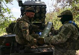 Militares ucranianos lanzan proyectiles contra las tropas rusas cerca de la ciudad de Bajmut.