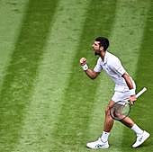 Djokovic esquiva otra bala e iguala a Federer