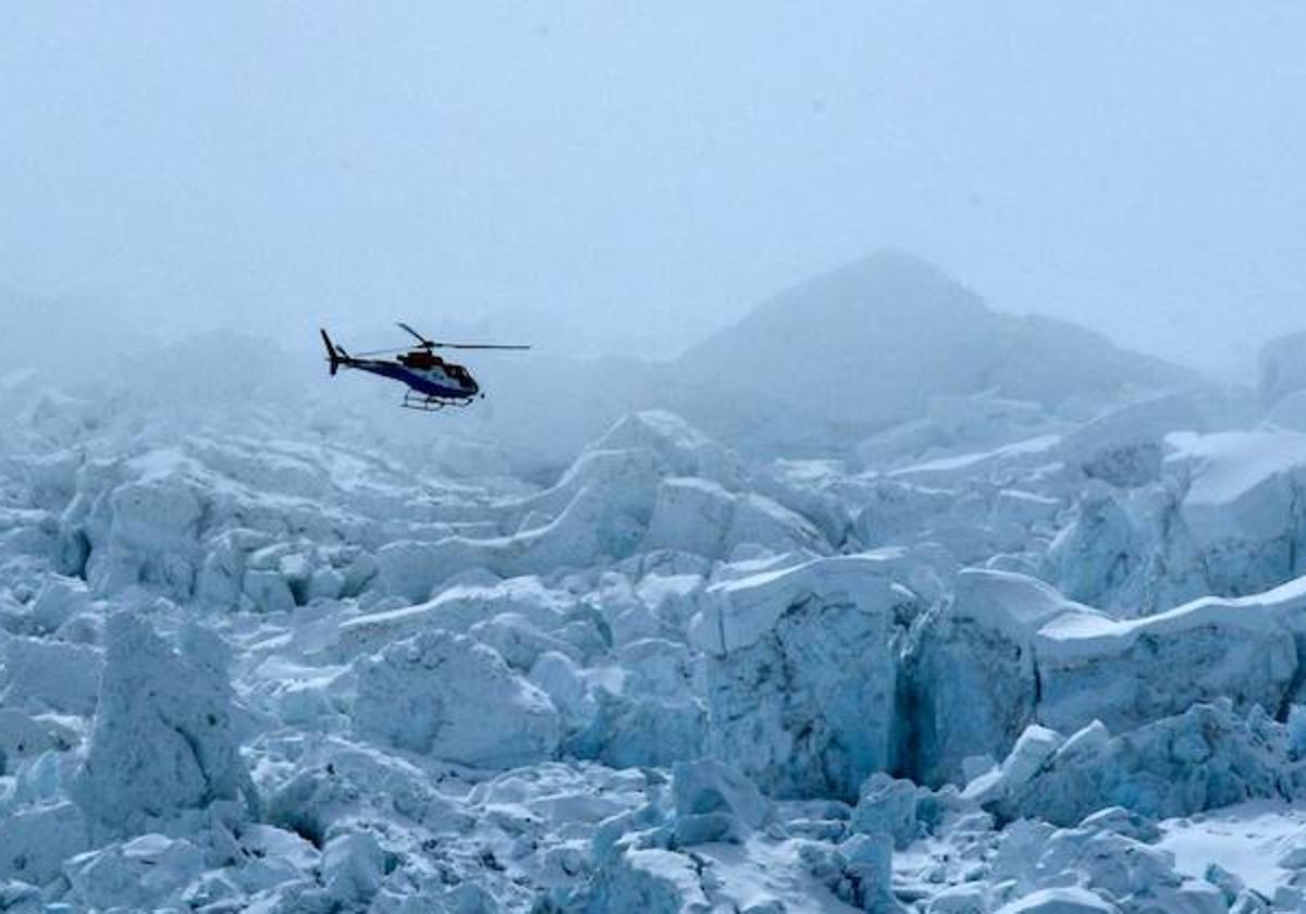 Un helicóptero sobrevuela el glaciar Khumbu en la región del monte Everest