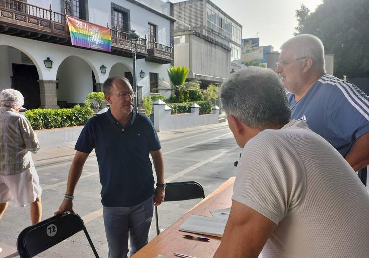 El presidente del Cabildo Sergio Rodríguez con simpatizantes en la calle.