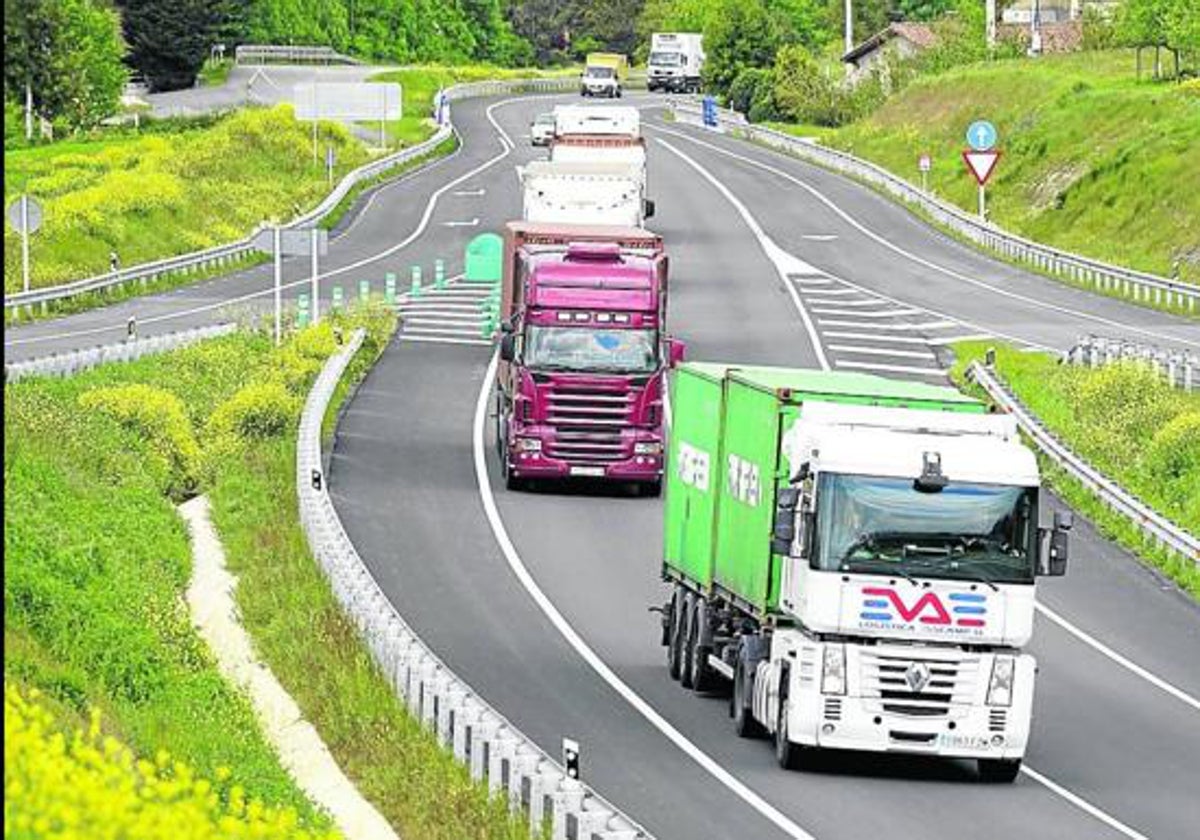 Varios camiones de empresas de transporte en carreteras del País Vasco.