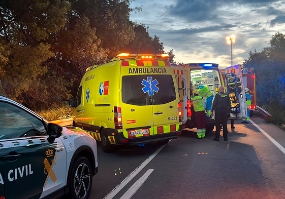 Los equipos de emergencia atienden a las víctimas de un accidente mortal.