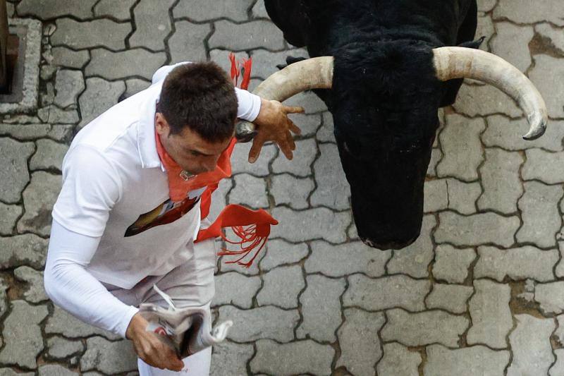 El sexto encierro de San Fermín, en imágenes